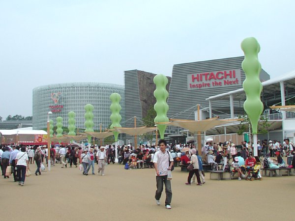 日立館とトヨタ館