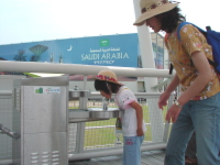 水飲み場で水分補給