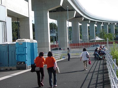 リニモ駅前（簡易トイレと入場口）