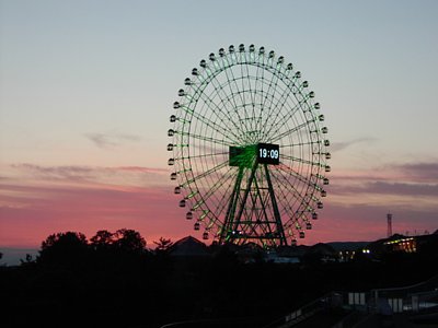 夕日をバックに観覧車