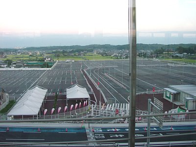 西ゲート団体バス駐車場　リニモ駅西側