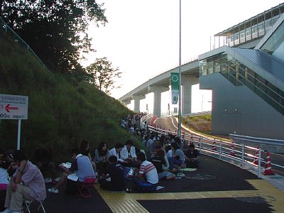 並んでいる人の様子