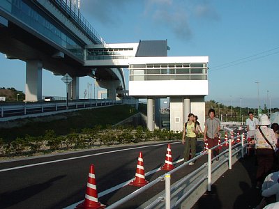 タクシーで来て並びに急ぐ人たち