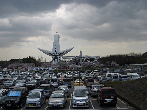 同じく日本庭園前駐車場より太陽の塔を望む