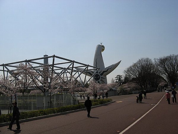 太陽の塔の後姿と、お祭り広場のモニュメント