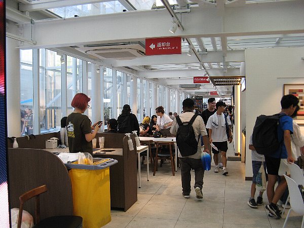 韓国館内部