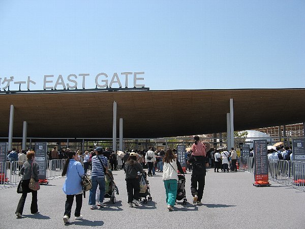 東ゲート前