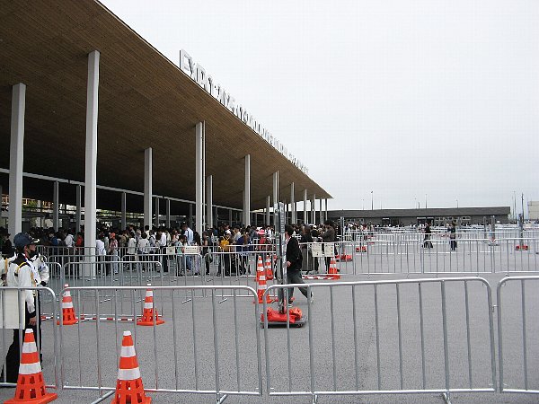 東ゲート前(横から)