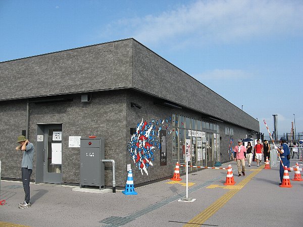東ゲート右側の建物