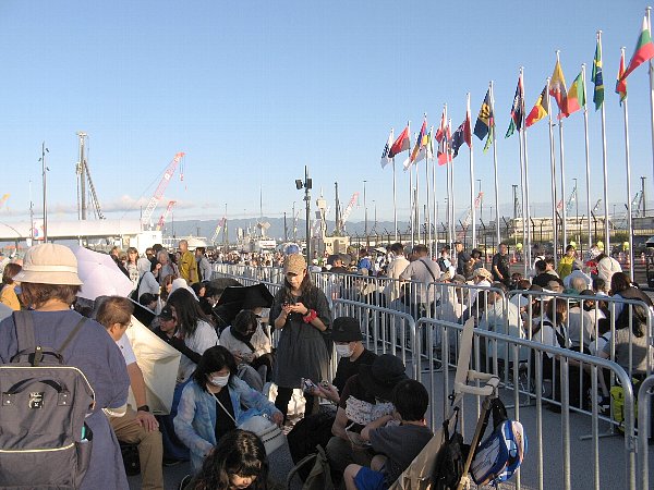 東エントランス広場