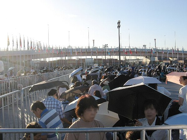 東エントランス広場