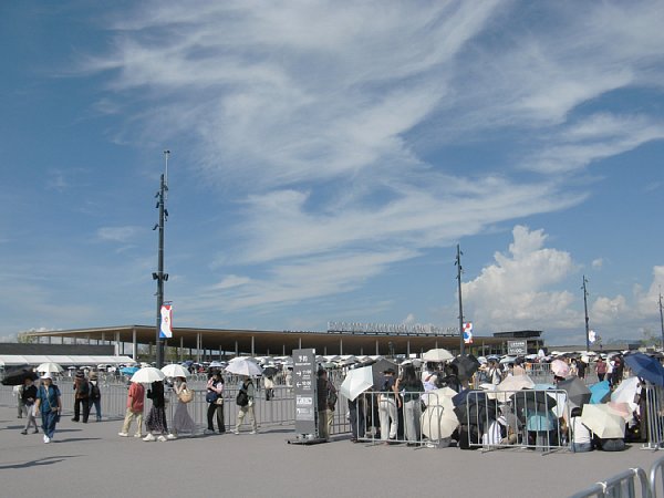 西エントランス広場
