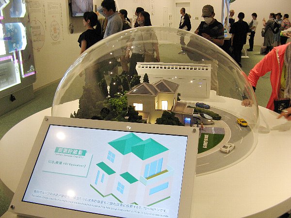 飯田グループ＋大阪公立大学共同出展館内部