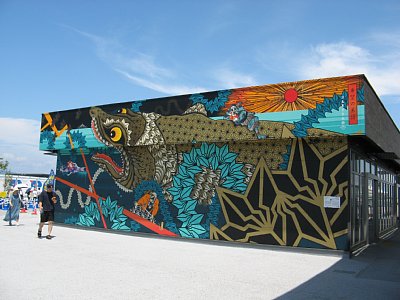 西ゲート横の建物