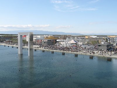 ウォータープラザ越しの風景