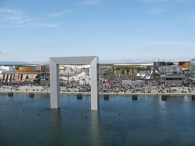 ウォータープラザ越しの風景